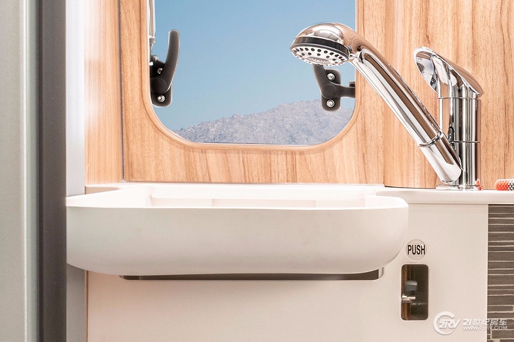 HYMERCAR_Ayers_Rock_Bad_Waschbecken_Zuschnitt.jpg