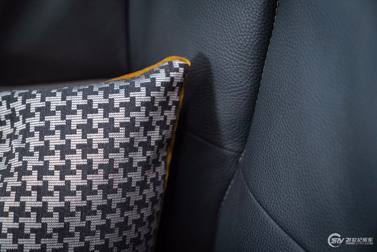 ERIBA_Touring_820_2019_Polsterdesign_Leder_Grigio_mit_Zierkissen_Pepita_Muster.jpg